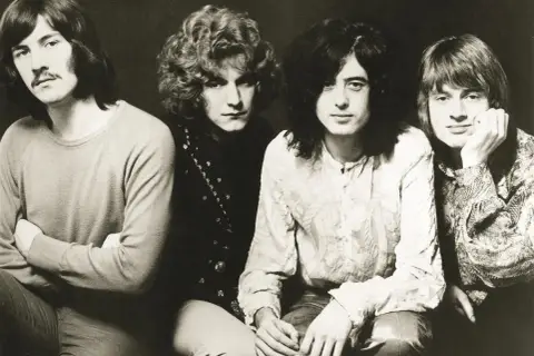 Członkowie Led Zeppelin: John Paul Jones, Robert Plant, Jimmy Page i John Bonham pozują do klasycznego portretu.