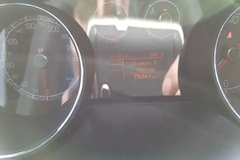 Deska rozdzielcza Fiata Bravo z widocznym prędkościomierzem, wskaźnikiem paliwa i ekranem komputera pokładowego.