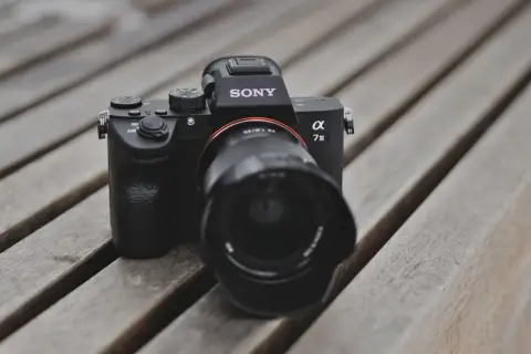 Sony a7 s3 na drewnianej ławce, gotowy do uchwycenia wyjątkowych chwil.