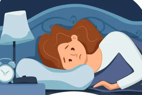 Eine Frau liegt wach im Bett, fragt sich, warum kann ich nicht einschlafen. Der Wecker auf dem Nachttisch zeigt die späte Stunde.