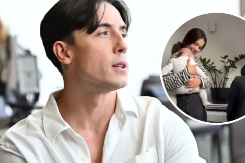 Dawid Kwiatkowski z partnerką i dzieckiem. W tle kobieta z niemowlęciem przy pianinie.
