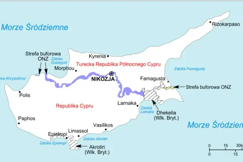 Mapa Cypru z zaznaczonym Morzem Śródziemnym, miastami jak Nikozja, Famagusta, Larnaka, Limassol, Paphos, Polis, Kyrenia, Morphou, Rizokarpaso, oraz strefami buforowymi ONZ.
