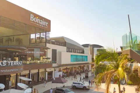El centro comercial Bonaire, con sus tiendas y restaurantes, se llena de vida bajo el sol.