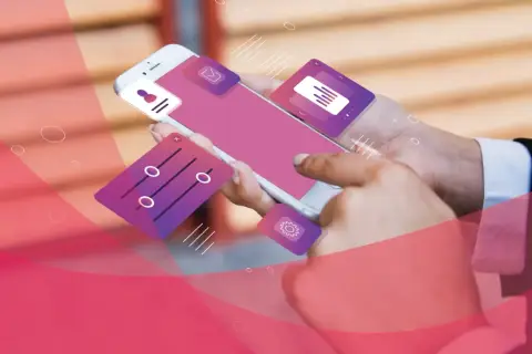 Dłonie trzymają smartfon, na którym widać ikony ustawień, profilu i wykresów. To nowoczesny czat rcs.