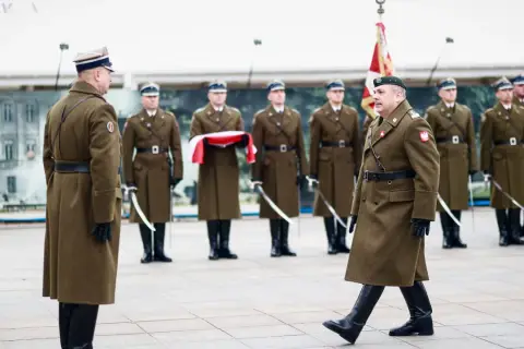 Szef sztabu generalnego w otoczeniu żołnierzy w historycznych mundurach, podczas uroczystości.