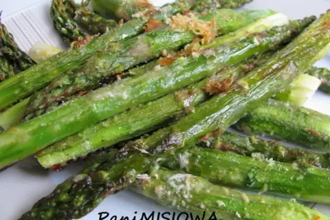 Pyszne, soczyste szparagi z piekarnika, lekko przypieczone i posypane parmezanem. Idealne jako dodatek lub samodzielne danie.