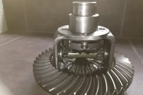 Metalowy dyfer z zębatkami, gotowy do montażu w pojeździe.