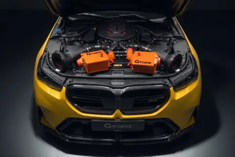 Żółte BMW M5 z otwartą maską, prezentujące dwa pomarańczowe intercoolery G-Power.