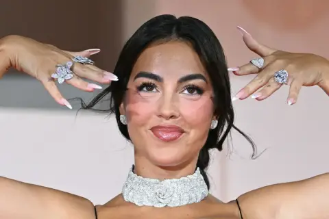 Georgina luce deslumbrante con su collar de diamantes y un espectacular anillo Georgina, adornado con gemas brillantes.