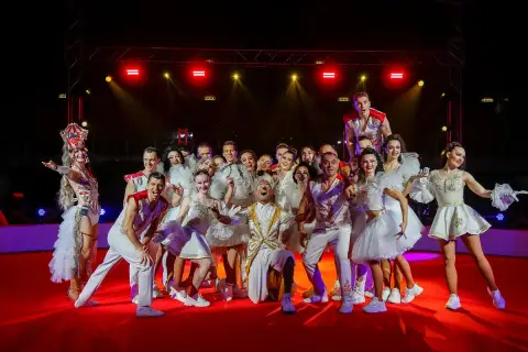 Artyści cyrkowi w strojach gotowi na tournee. Co to za wspaniała ekipa!
