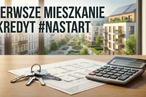 Klucze, kalkulator i plan mieszkania na stole. Napis "Pierwsze mieszkanie i kredyt #NASTART" sugeruje, że to materiał o kredyt dla młodych 2026.