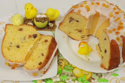 Pyszna babka drożdżowa, jak z przepisu babci, z rodzynkami i lukrem. Idealna na Wielkanoc.
