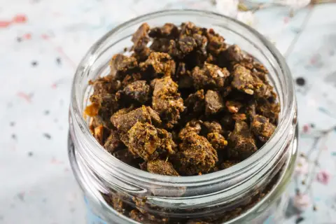 Słoik pełen grudek propolisu. Zastanawiasz się, **propolis na co**? To naturalny produkt pszczeli, ceniony za swoje właściwości.