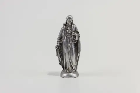 Metalowa figurka Jezusa z Sercem. Czy jednorazowe upicie się to grzech ciężki?