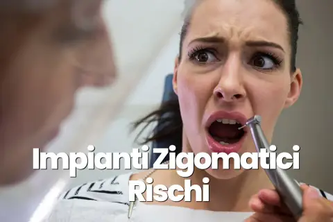 Donna spaventata con trapano dentale vicino alla bocca. Testo: Impianti zigomatici Rischi.