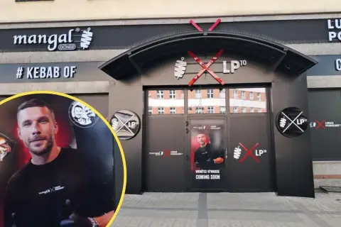 Lukas Podolski zaprasza do swojego lokalu z kebabem. Na fasadzie widnieje logo "LP10" i napis "# KEBAB OF".