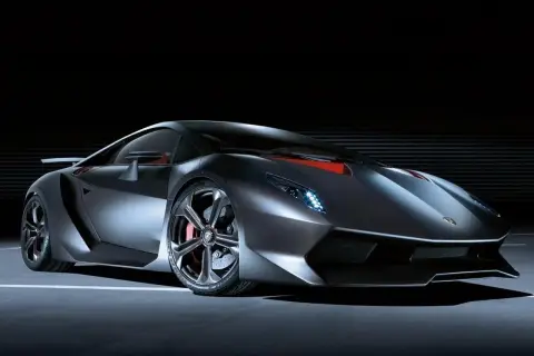 Srebrny Lamborghini Sesto Elemento z czerwonymi akcentami na masce, prezentujący swoją agresywną sylwetkę na ciemnym tle.