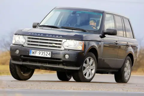 Czarny Range Rover L322 z polskimi tablicami rejestracyjnymi WF 93524 jedzie po drodze.