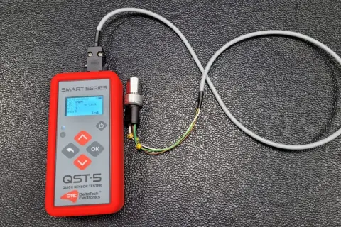 Tester QST-5 sprawdza czujnik ciśnienia klimatyzacji. Uszkodzony czujnik ciśnienia klimatyzacji objawy może sygnalizować nieprawidłowym odczytem.