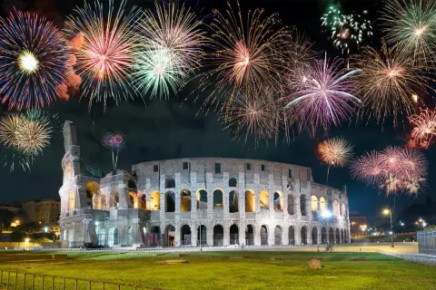 Spettacolo pirotecnico sul Colosseo per il 26 dicembre a Roma.