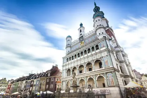 Ratusz w Poznaniu i kolorowe kamieniczki na Starym Rynku. Warto sprawdzić ceny mieszkań Poznań, by zamieszkać w tak urokliwym miejscu.