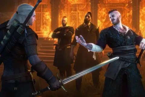 Geralt z Rivii w ogniu, w tle płonący budynek i trzej mężczyźni. Scena z gry "Serce z kamienia film".