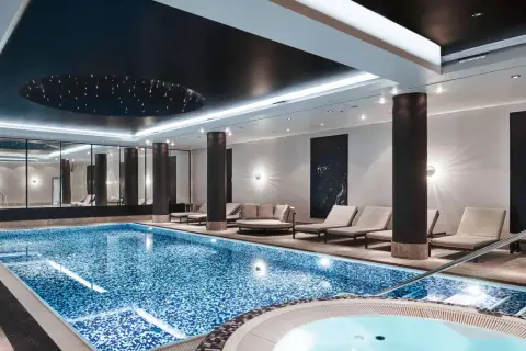Basen i jacuzzi w Radisson Collection Hotel Warsaw. Luksusowy relaks w nowoczesnym spa z leżakami i gwiaździstym sufitem.