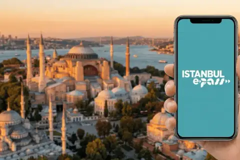 Disfruta tu viaje a Estambul con el Istanbul e-pass en tu móvil. Vista panorámica de la ciudad con la Mezquita Azul y Santa Sofía.