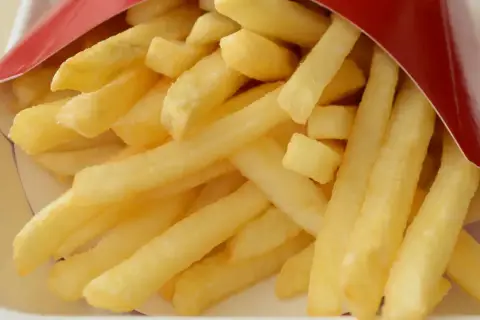 Złociste, chrupiące frytki McDonald's, idealne do maczania w ulubionym sosie.