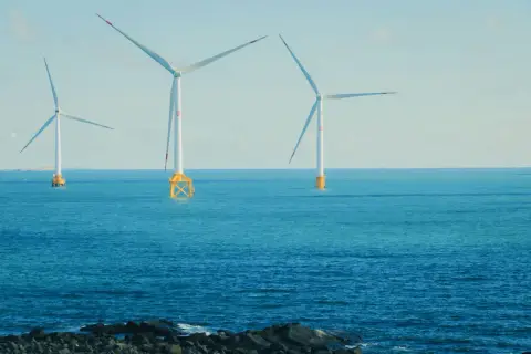 Wiatraki na morzu symbolizują potęgę Bałtyku i czystą energię.