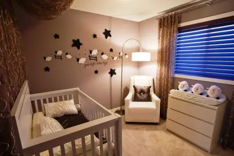 Idee pareti cameretta neonato maschio: un adesivo con pecorelle che saltano la staccionata e stelle, perfetto per sogni d'oro.