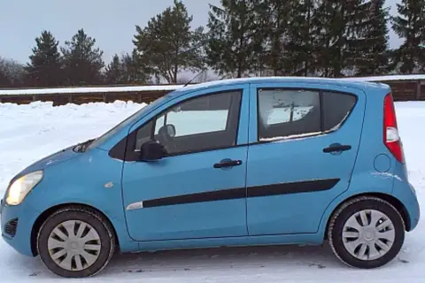 Niebieski Suzuki Splash na śniegu, gotowy na zimowe przygody.