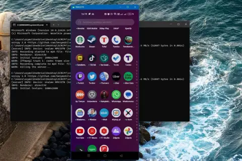 Nagrywanie ekranu Android na komputerze. Widoczny interfejs telefonu z aplikacjami i okno konsoli z informacjami o procesie.