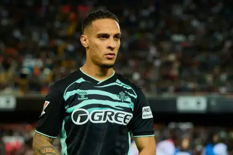 Piłkarz w czarno-miętowej koszulce z logo GREE, być może Antony, czeka na swój transfer.