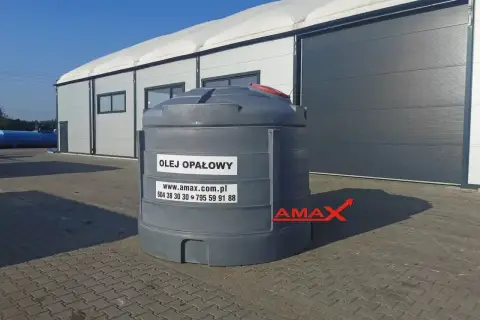 Duży zbiornik na olej opałowy przed halą magazynową. Sprawdź aktualną olej opałowy cena na amax.com.pl.