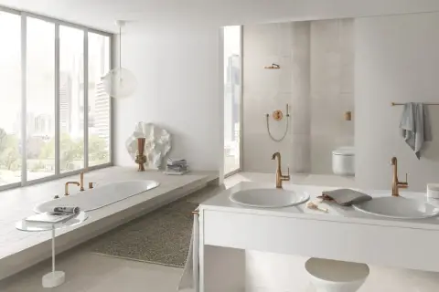 Elegancka łazienka z wanną i dwiema umywalkami, gdzie armatura Grohe i Hansgrohe w kolorze miedzi tworzy spójną całość.