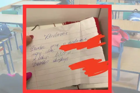 Ręcznie napisana prośba o zwolnienie z lekcji na kartce w kratkę, w tle szkolna sala.