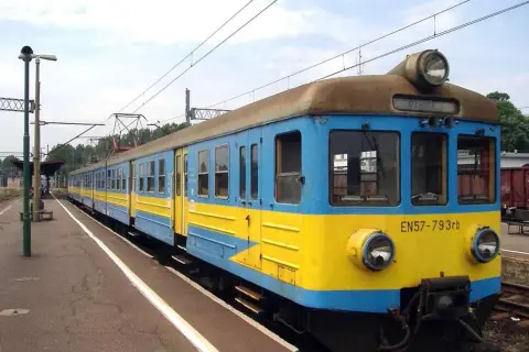 Niebiesko-żółty pociąg EN57-793rb, popularnie zwany "kibel", stoi na stacji Rybnik.