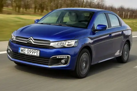 Niebieski Citroen C-Elysée jedzie po drodze, rozmyte tło sugeruje ruch.