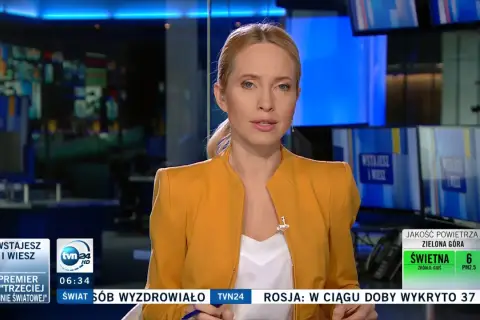 Kobieta w żółtej marynarce w studiu TVN24.