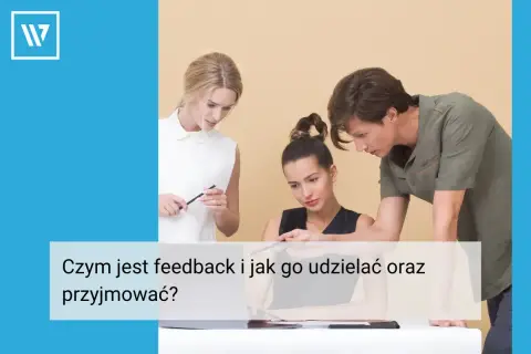 Trzy osoby dyskutują nad dokumentami. Dowiedz się, czym jest feedback i jak go udzielać oraz przyjmować.