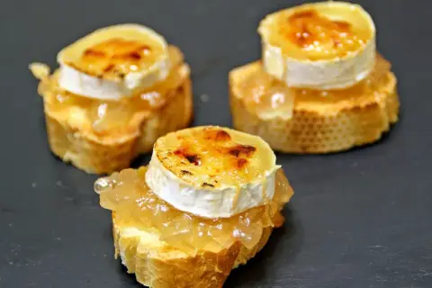 Pyszne pinchos z kozim serem, karmelizowaną cebulką i miodem na chrupiącej bagietce.