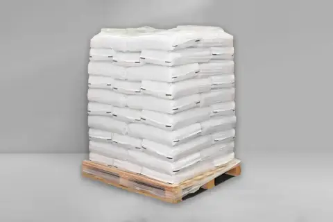 Na palecie ułożono 40 worków cementu, każdy owinięty folią.