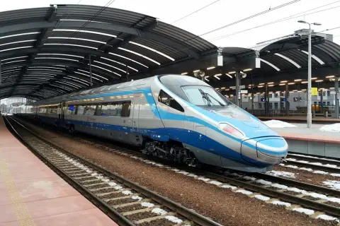 Nowoczesny pociąg Pendolino czeka na pasażerów na peronie. To idealny środek transportu na podróż z Bielska nad morze.