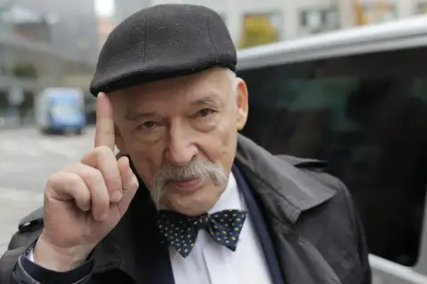 Janusz Korwin-Mikke w czapce i muszce, unoszący palec, budzi spekulacje fanów Konfederacji o jego powrocie.