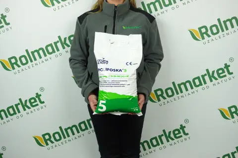 Osoba trzymająca worek nawozu Polifoska 5 o masie 5 kg.