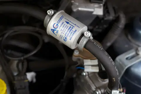 Filtr gazu LPG/CNG AG F 781. Pokazuje jak wymienić filtr gazu w samochodzie, element kluczowy dla prawidłowego działania instalacji.