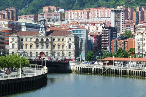 Edificio del Ayuntamiento de Bilbao, con el río y el paseo peatonal del Casco Viejo.
