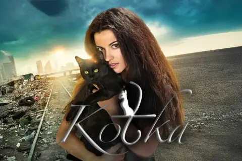Kobieta z czarnym kotem na tle postapokaliptycznego miasta. To kluczowa scena z telenoweli "Kotka", gdzie obsada zmaga się z trudami życia.
