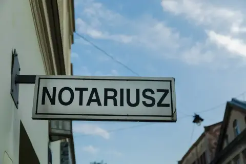 Tablica z napisem "NOTARIUSZ" wisi na budynku. Zastanawiasz się, ile zarabia notariusz?